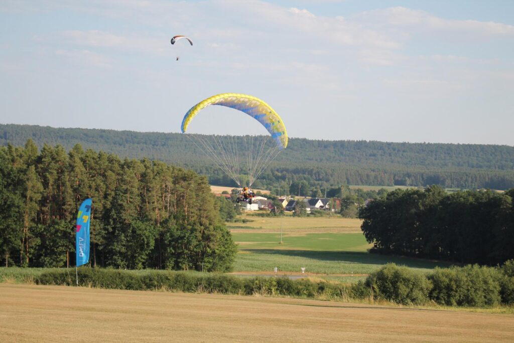 dmfv_rc_paragliding_event_fly together_flywithf_friends_hallerndorf_2023_para_aviation_rc_cefics_rc_gleitschirm_rc_paragliding