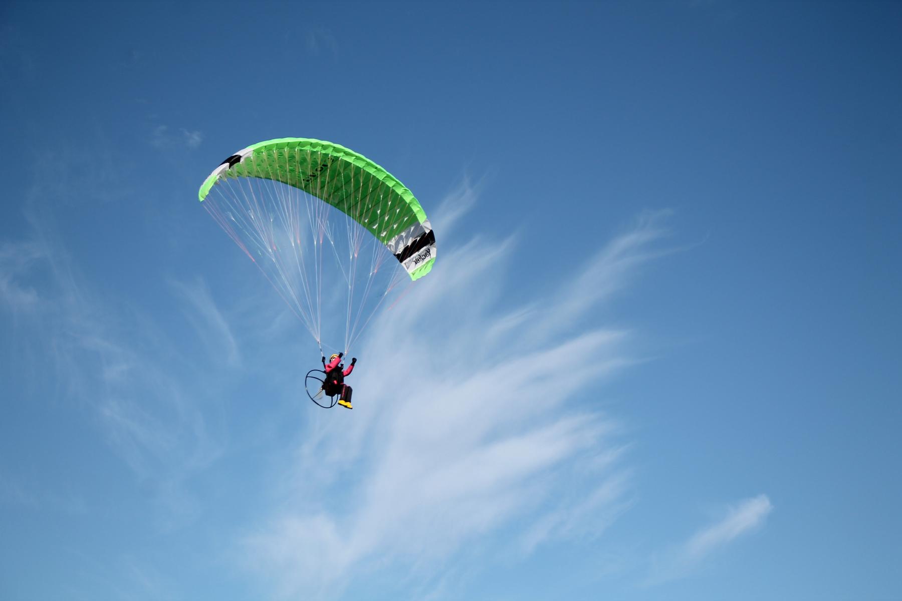Fliegen mit RC-Modellgleitschirmen von Para Aviation RC, Cefics, Hacker  Motor, Opale Paramodels, Informationen über das RC Paragliding