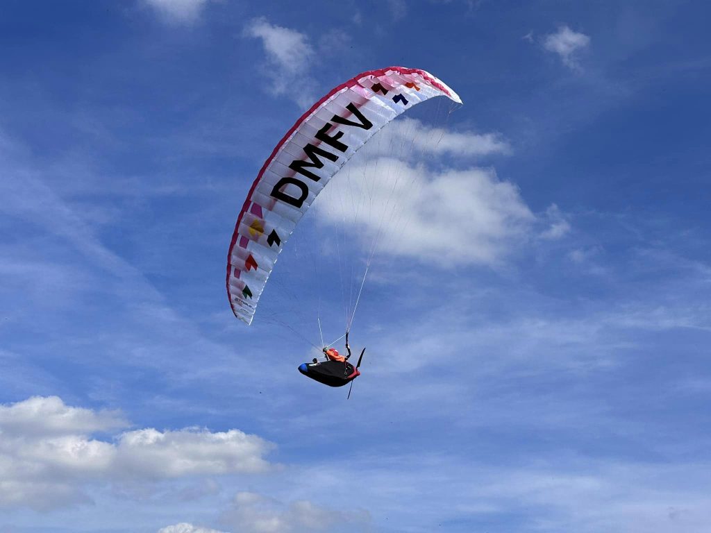 dmfv_rc-gleitschirm treffen_fly together – fly with friends_para_aviation_rc_paraglider, Para Aviation RC | Pilot DMFV Referent Gleitschirme Thomas Boxdörfer – Stable 2.1 Race RAST Hybrid mit scale Liegegurtzeug “RoCket V2”