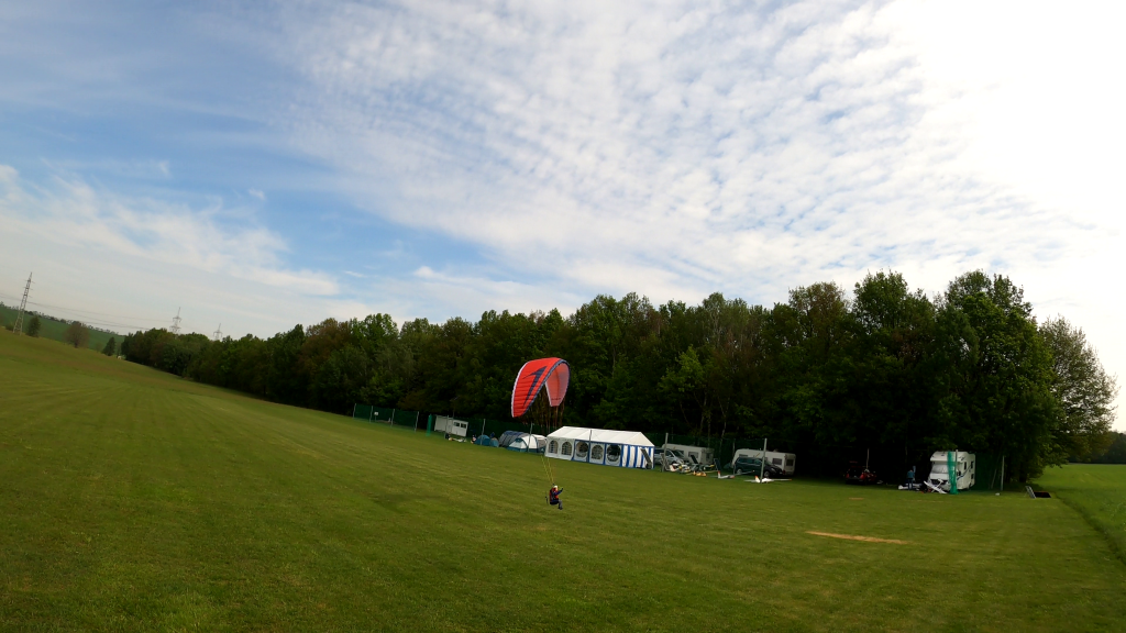 Pilot "NOAH" mit seinem neuen Sitzgurtzeug "NOAH SR V2" DouebleSkin Phasor2.3 RAST Para Aviation RC Gleitschirm Paragliding