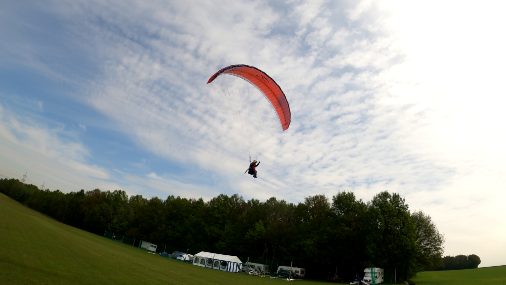 Pilot "NOAH" mit seinem neuen Sitzgurtzeug "NOAH SR V2" DouebleSkin Phasor2.3 RAST Para Aviation RC Gleitschirm Paragliding