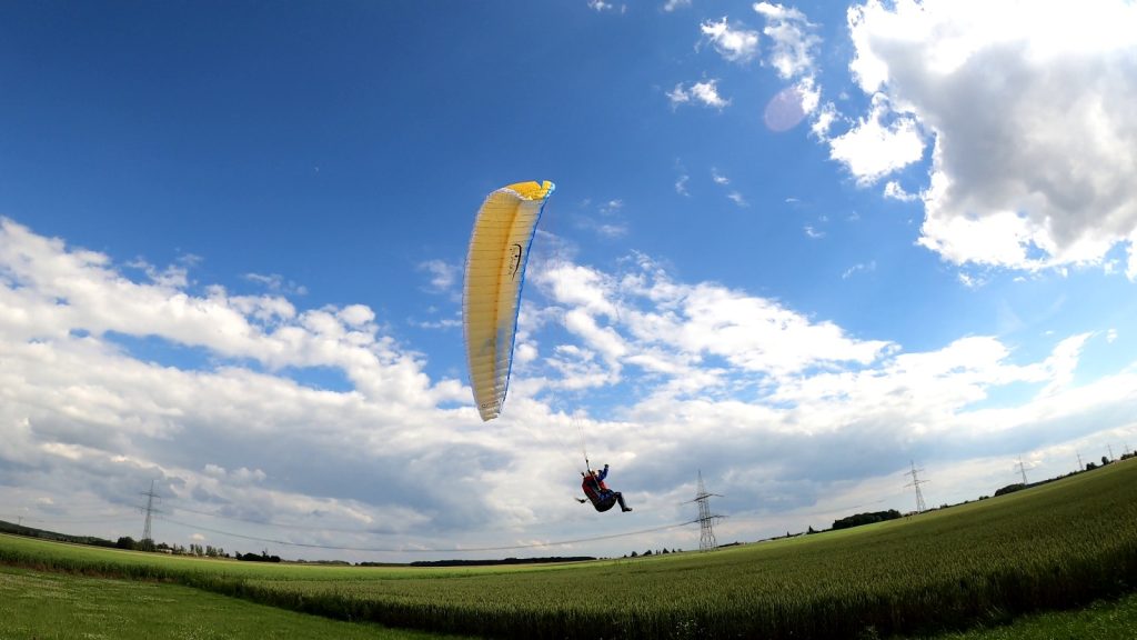 ...endlich mal wieder Flugwetter. 🙂 Eine schöne Kombination - der PHASOR 2.3 Doubleskin RAST mit Pilot NOAH im scale Sitzgurtzeug NOAH V2. RC-Paragliding, RC-Gleitschirm