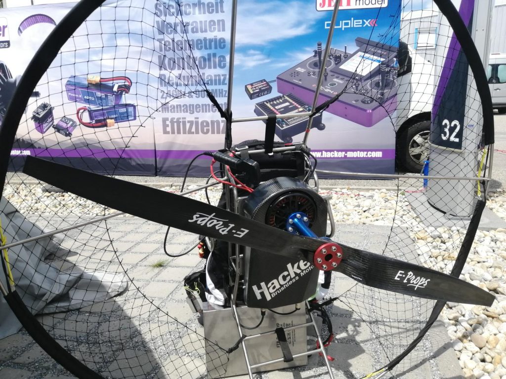 25 Jahre Hacker Motor Ausstellung Gurtzeug manntragend Gleitschirm Elektromotor