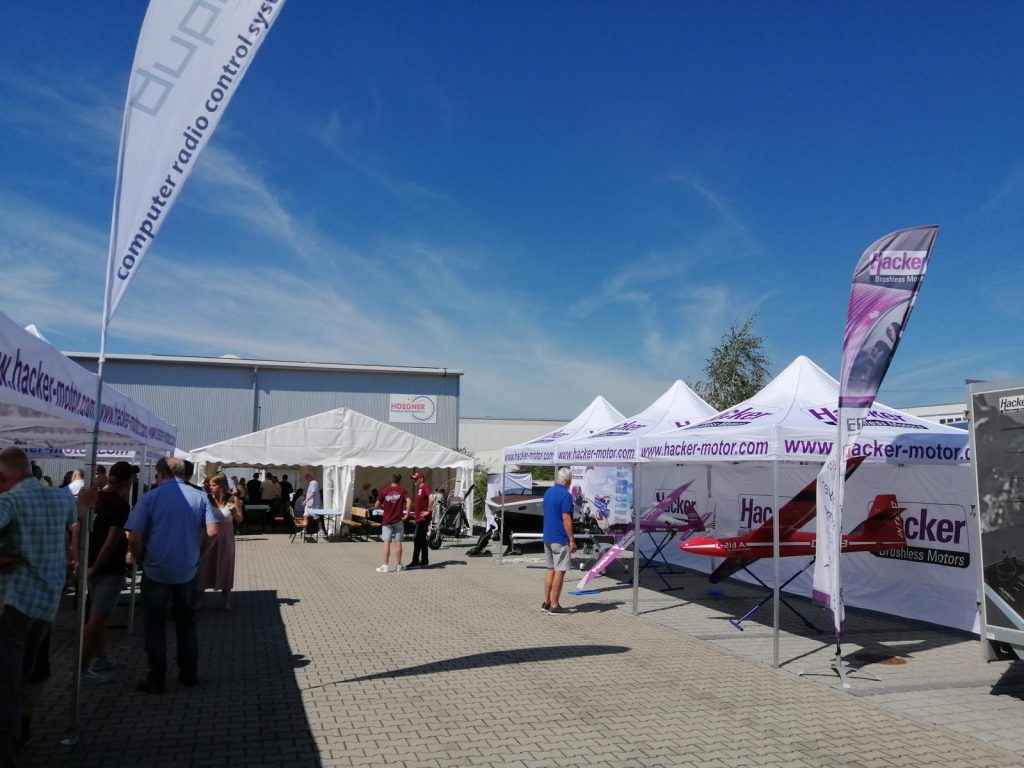 25 Jahre Hacker Motor Ausstellung rechts mit Segelflugzeugen