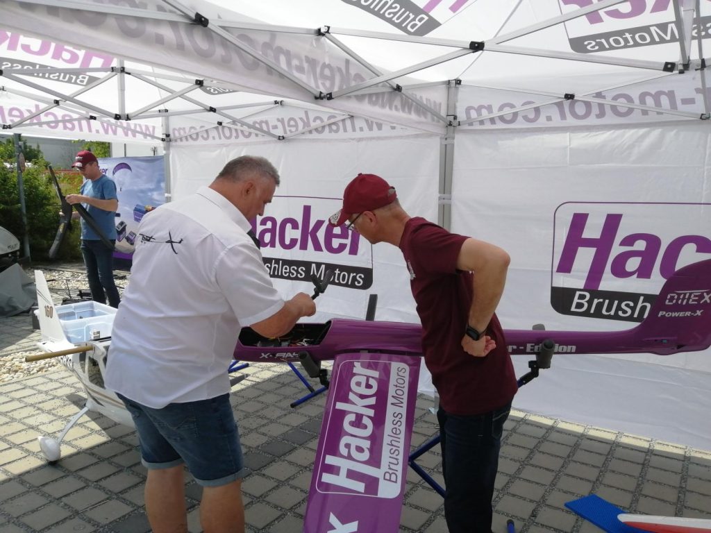 25 Jahre Hacker Motor Ausstellung im Kundengespräch mit Rainer Hacker