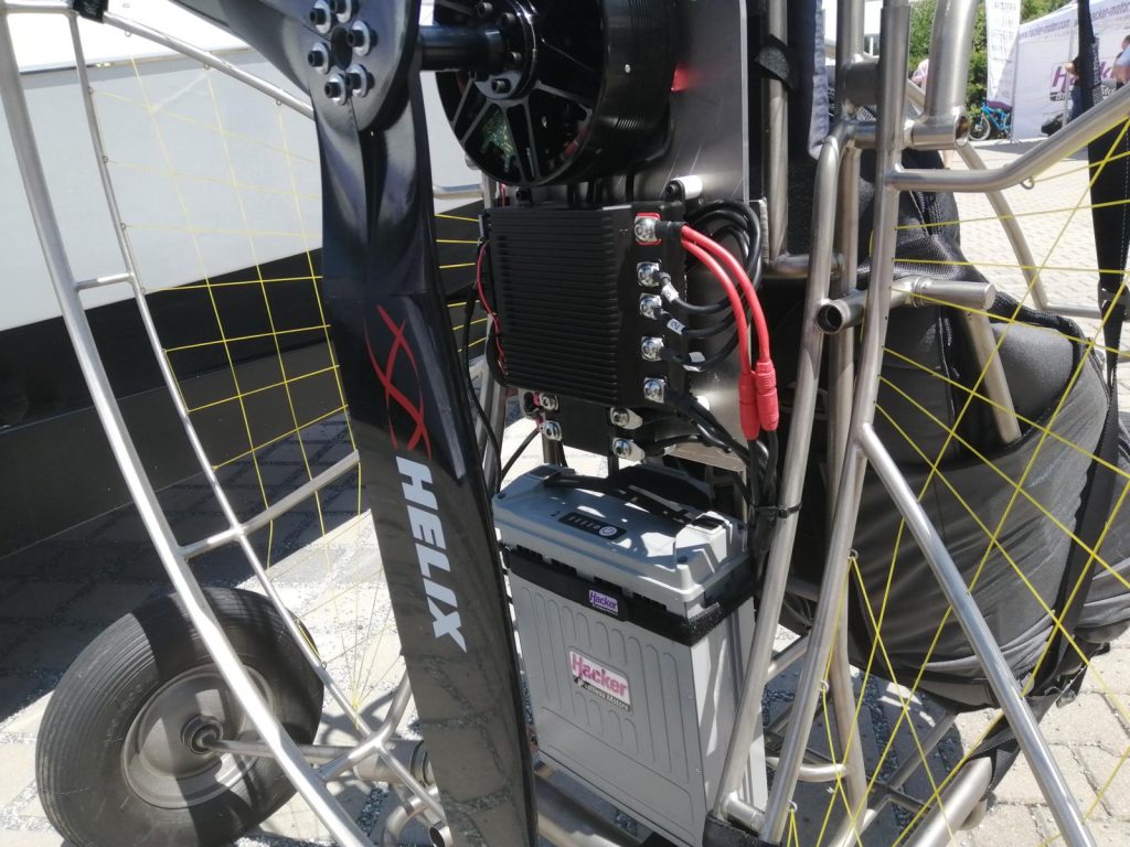 25 Jahre Hacker Motor Ausstellung Gurtzeug manntragend Gleitschirm Elektromotor Trike Akku BOX