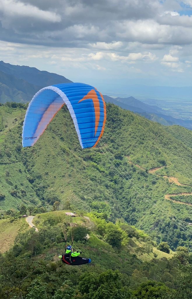 RC-Gleitschirm Phasor 2.3 RAST  in blau mit einem Liegegurtzeug Rocket V2 