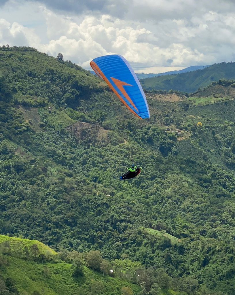 Aktion RC-Gleitschirm Phasor 2.3 RAST  in blau mit einem Liegegurtzeug Rocket V2 Fliegen im Aufwind