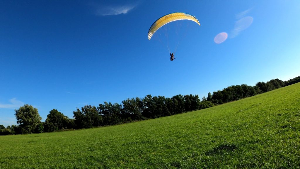 Sitzgurtzeug Noah mit Pilot Noah mit RC-Gleitschirm Phasor 2.3 RAST