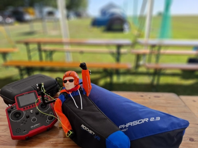 Modellflugplatz Modellflugverein Claussnitz e.V. RC-Gleitschirm Doublskin Phasor 2.3 mit Liegegurtzeug Rocket V2 und einem Pilot auf der Bank liegend