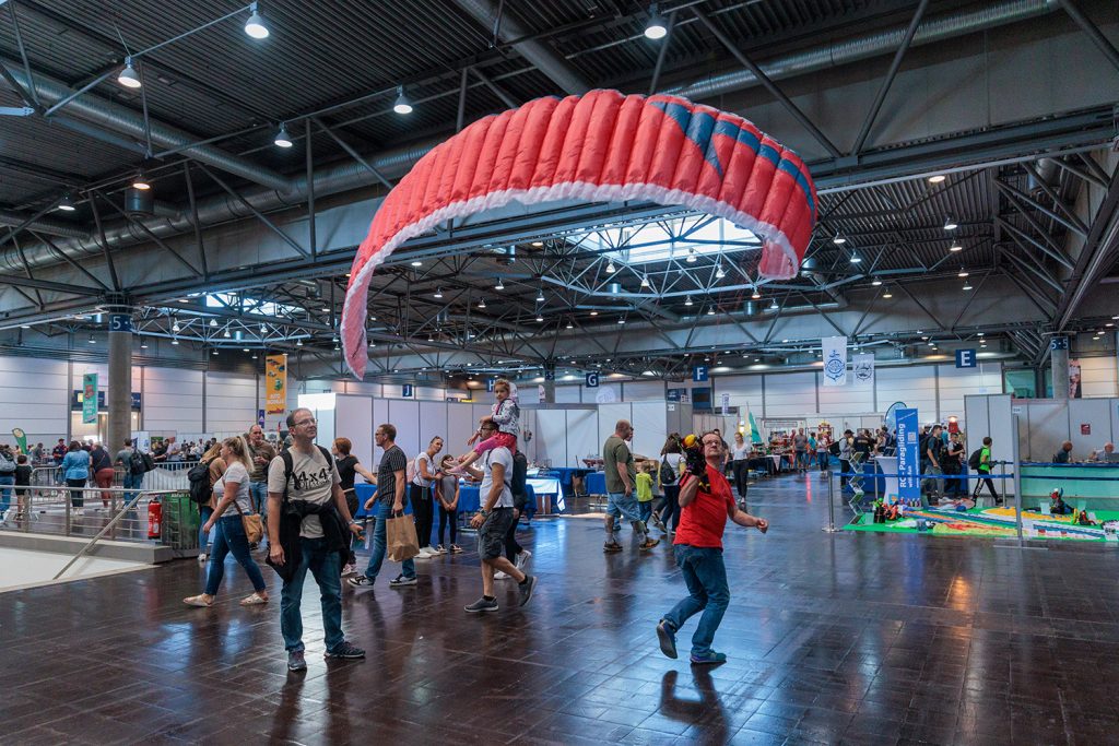 Hobbymesse Leipzig 2024 - Start eines RC-Paragliders in der Messehalle 5.