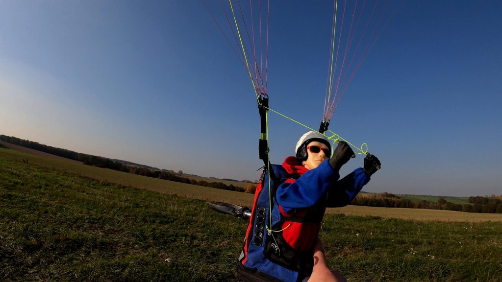 Pilot Noah im Sitzgurtzeug Noah V2 bei der Landung an einem RC-Gleitschirm Phasor 2.3 RAST