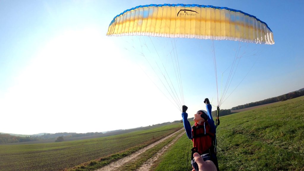 RC-Gleitschirm wird gestartet und aufgezogen