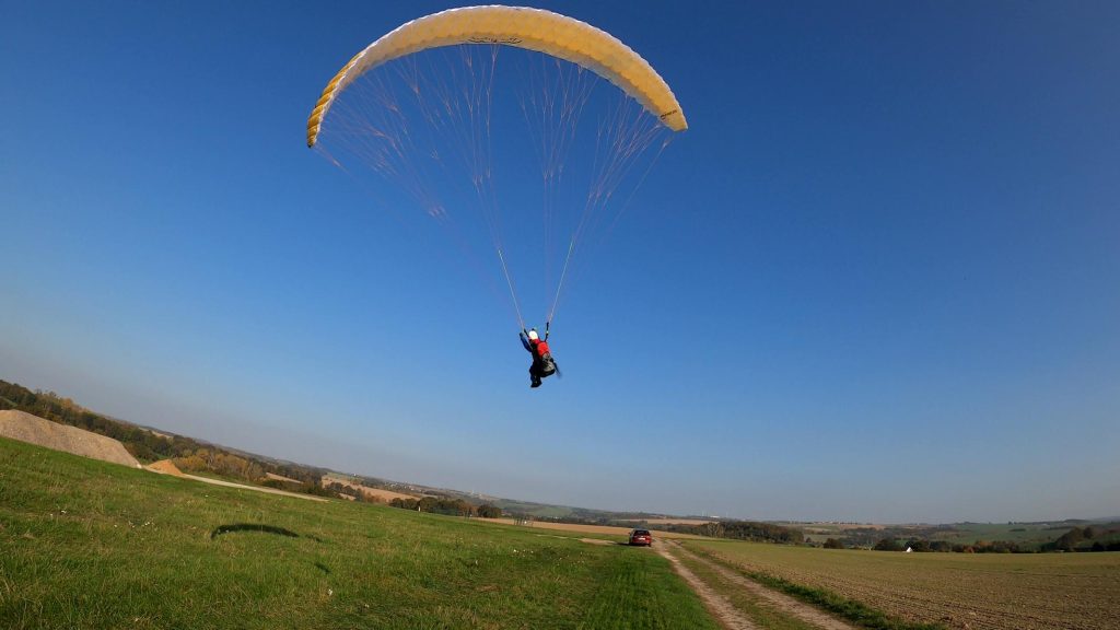 RC-Gleitschirm Phasor 2.3 RAST mit Gurtzeug Noah V2 fliegt über eine Wiese