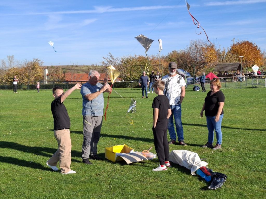 Drachenfest auf dem Modellflugplatz in Sömmerda. Drachen auspacken