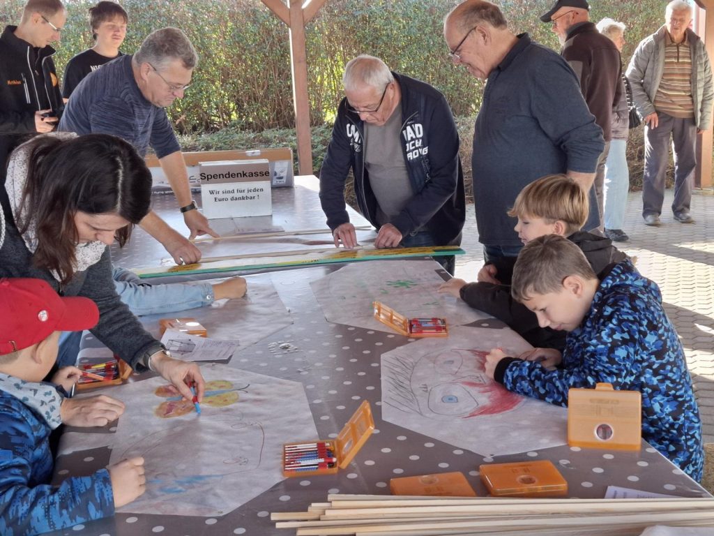 Kinder bauen einen Drachen auf dme Modellflugplatz in Sömmerda