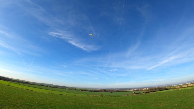 Noahfreeset am Cloud 1.0 auf dem Modellflugplatz in Sömmerda fliegt über eine grüne Wiese