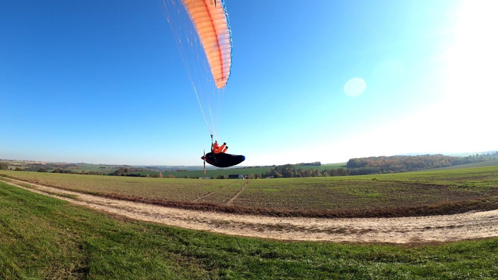 rc-gleitschirm doubleskin phasor2.3  von para aviation rc im vorbeiflug zu sehen das liegegurtzeug rocket v2