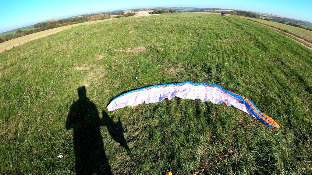 rc-gleitschirm doubleskin phasor2.3 mit liegegurtzeug rocket V2 vor dem start auf einer grüner wiese