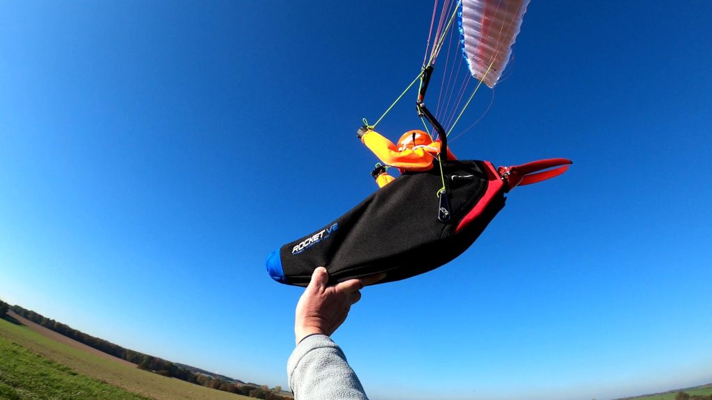 rc-gleitschirm doubleskin phasor2.3 mit liegegurtzeug rocket V2 in der luft mit blauem himmel