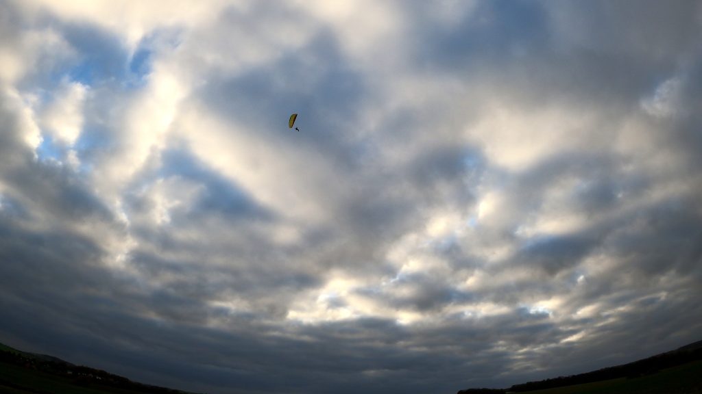 Cloud 1.0 am Noah Free Set fliegt unter den Wolken