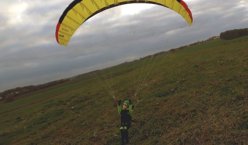 Hacker Singleskin RC-Gleitschirm Cloud 1.0 mit Pilot Noah von Para Aviation RC im Vorbeiflug