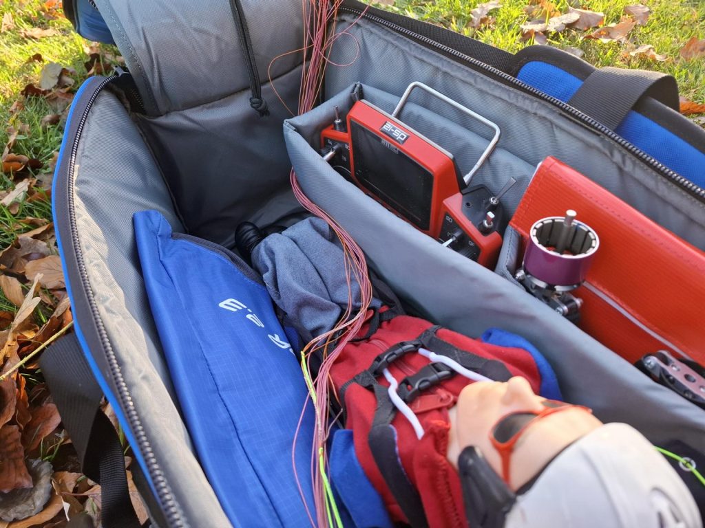 Blick in die neue Transporttasche mit Platz für Akkus, Fernsteuerung, Werkzeug und RC-Gleitschirme.