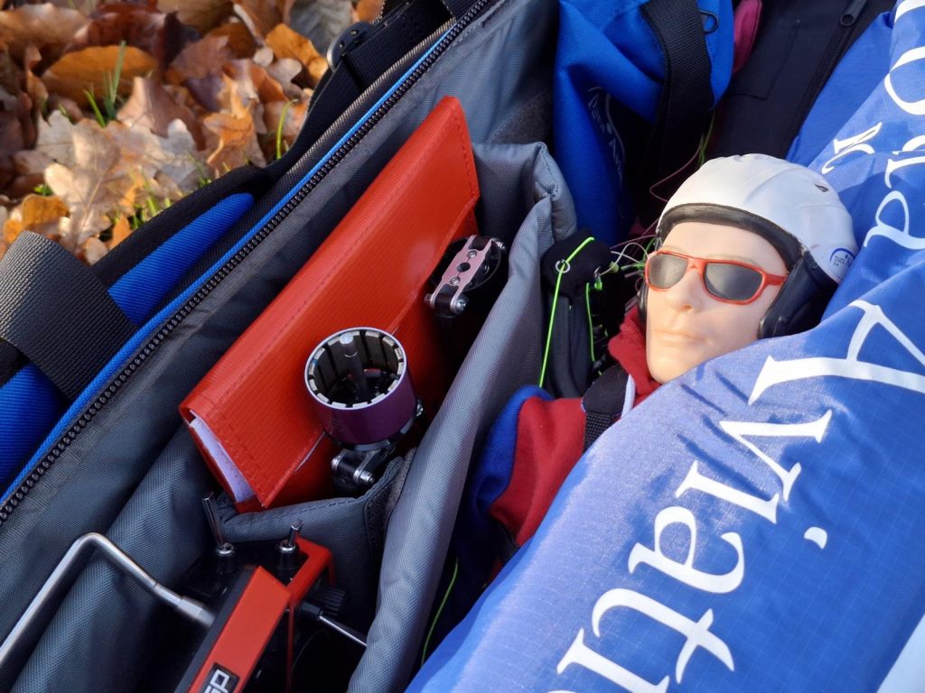 Blick in die Transporttasche von Para Aviation RC für RC-Paraglider. Eine Innetasche für Fernsteuerung und Akku. Eine kleine blaue Werkzeugtasche.