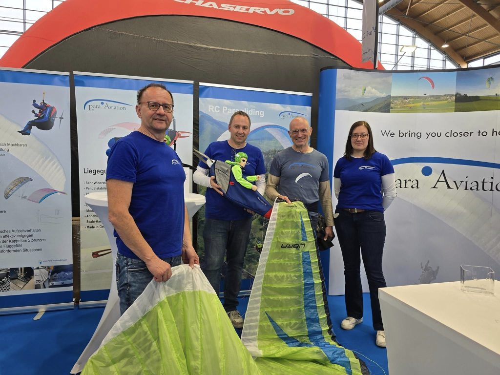 Faszination Modellbau Friedrichshafen - Halle 3 am Stand von Para Aviation RC.  Das Team von Para Aviation RC