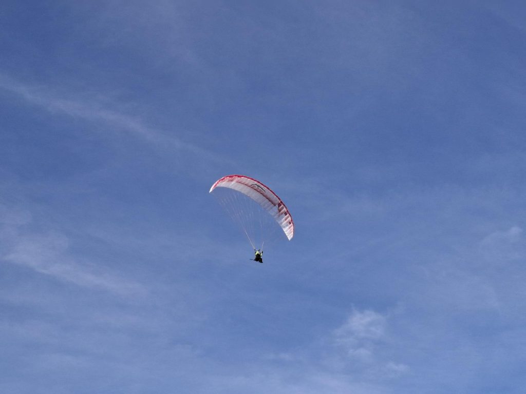 RC-Gleitschirm fliegt am Himmel. Hybrid Stable 2.1 Race RAST.