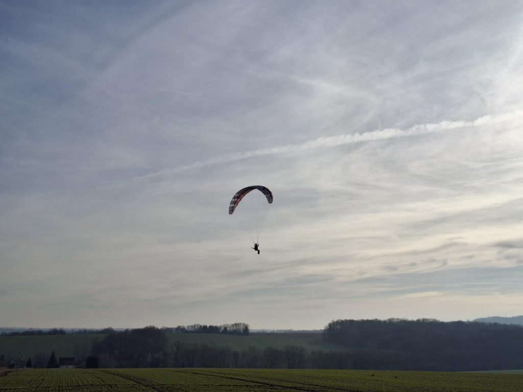 RC-Gleitschirm fliegt am Himmel. Hybrid Stable 2.1 Race RAST.