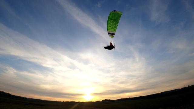 Hacker RC-Gleitschirm Cloud 1.5 mit Liegegurtzeug "ROCKET" von Para Aviation RC fliegt im Sonnenuntergang