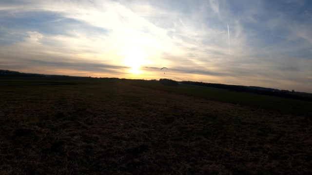 Hacker RC-Gleitschirm Cloud 1.5 mit Liegegurtzeug "ROCKET" von Para Aviation RC im Sonnenuntergang