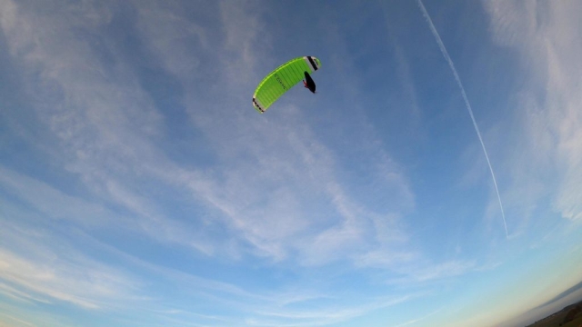 Hacker RC-Gleitschirm Cloud 1.5 mit Liegegurtzeug "ROCKET" von Para Aviation RC mit Blick auf die Unterseite des RC-Paragliders