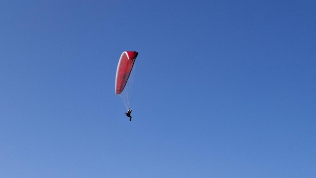 Anna genießt die ersten Sonnenstrahlen. Anna Free Set mit einem RC-Gleitschirm von Para Aviation RC. Doubleskin Phasor 2.3 RAST Blick auf die Seite des RC-Paraglider