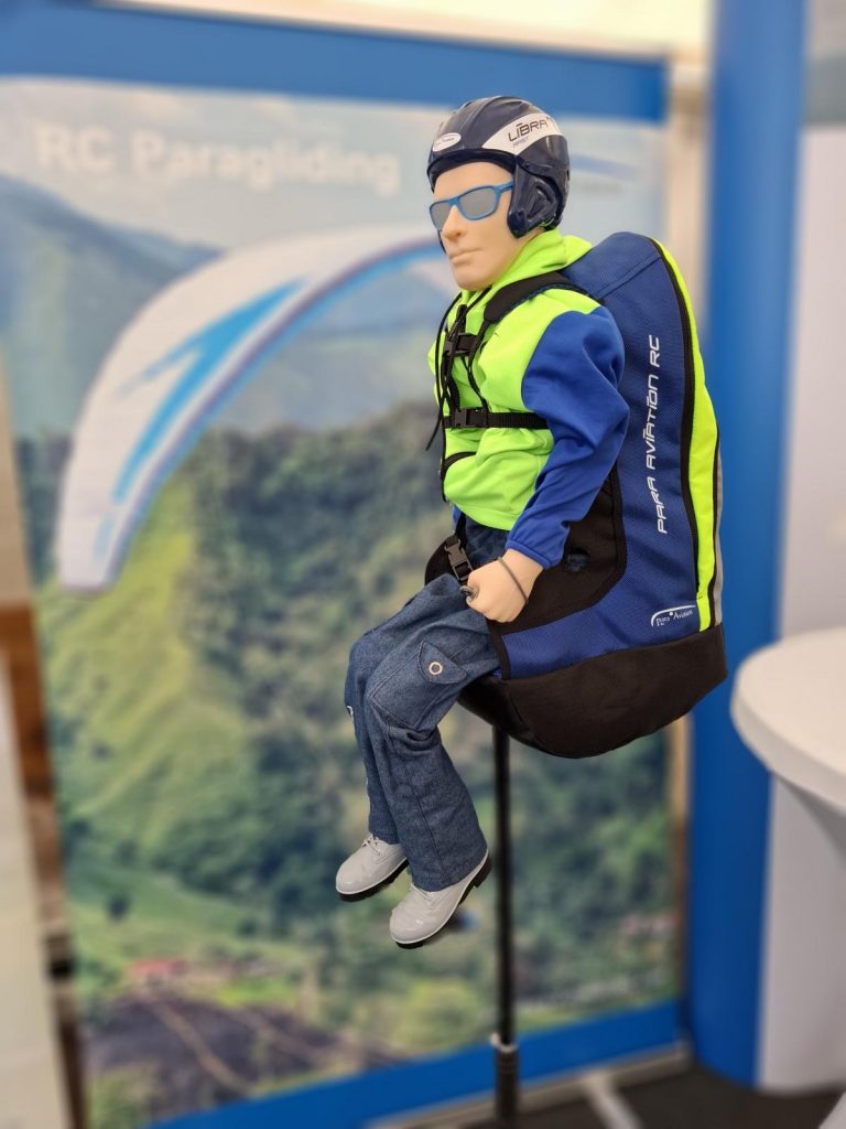 Prowing 2025. Am Stand von Para Aviation RC - das neue Sitzgurtzeug NOAH mit Pilot NOAH.