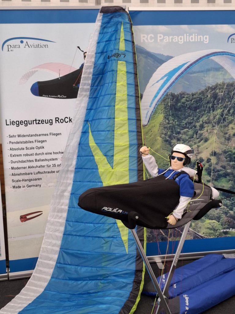 Prowing 2025. Am Stand von Para Aviation RC - das neue Liegegurtzeug AQUILA LX mit Pilot.