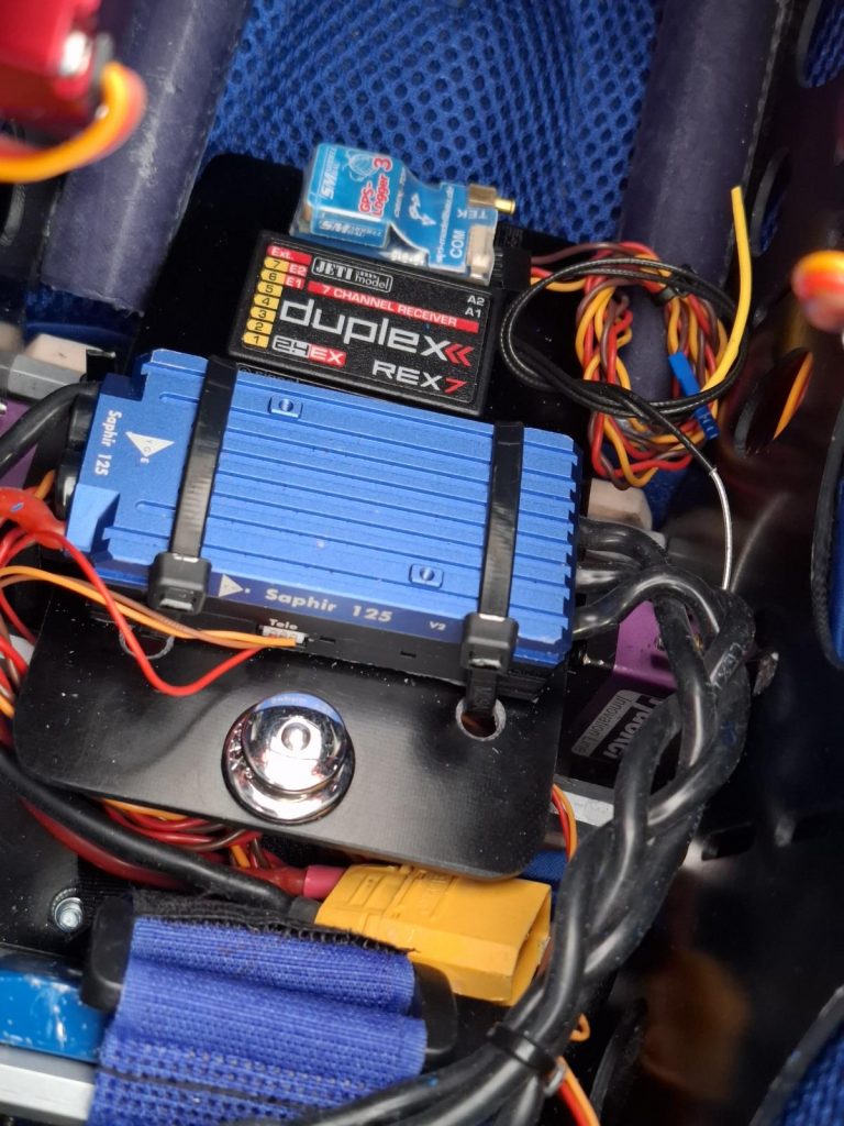 Prowing 2025. Am Stand von Para Aviation RC - das neue Liegegurtzug AQUILA LX mit Pilot. Blick in das Liegegurtzeug - das Elektronikboard mit Regler, Empfänger und SM GPS Logger.