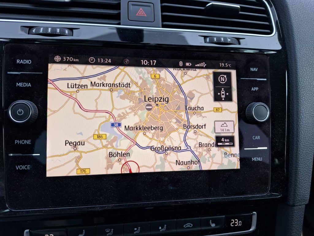 Anreise nach Bad Sassendorf zur Prowing. Blick auf das Navigationsystem im auto.