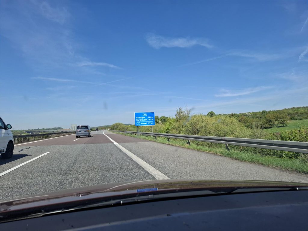 Anreise nach Bad Sassendorf zur Prowing.Blick aus dem Auto auf ein Verkehrsschild mit Kilometerangabe nach Kassel.