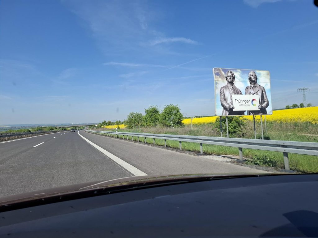 Anreise nach Bad Sassendorf zur Prowing. Schild mit Schiller und Gothe an der Grenze zu Thüringen.