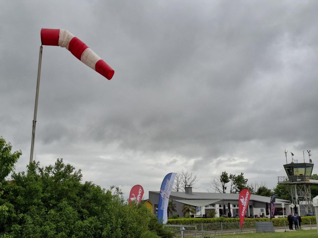 Prowing 2025. Flugplatz Soest / Bad Sassendorf mit Blick auf den Tower und Windsack.