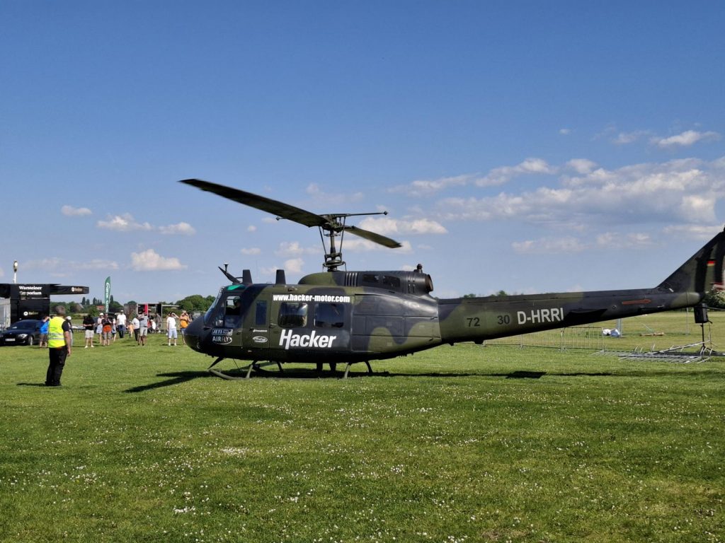 Prowing 2025. Die Bell UH1D ist gelandet. Mit Logo von Hacker Motor.