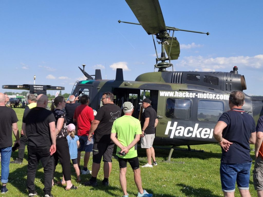 Prowing 2025. Die Bell UH1D ist gelandet und viele Besucher staunen über die Ausstattung.