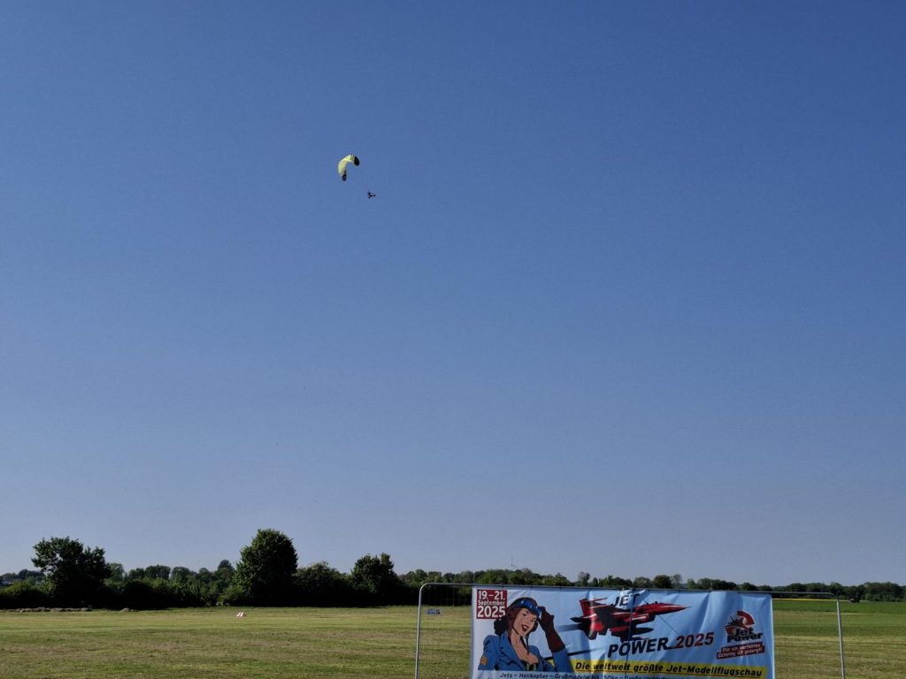 Prowing 2025 in Bad Sassendorf. Cefics RC-Paraglider waren mit einem Trike am Himmel zu sehen.