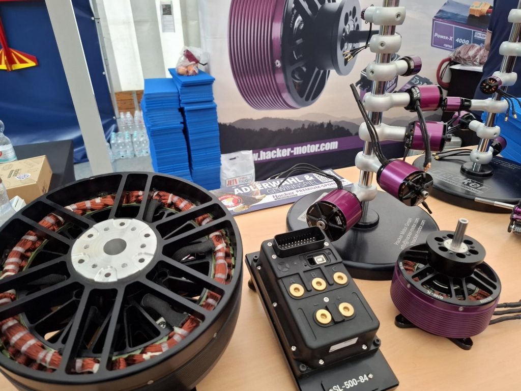 Prowing 2025. Bad Sassendorf. Stand von Hacker Motor. Verschiedene Motoren.