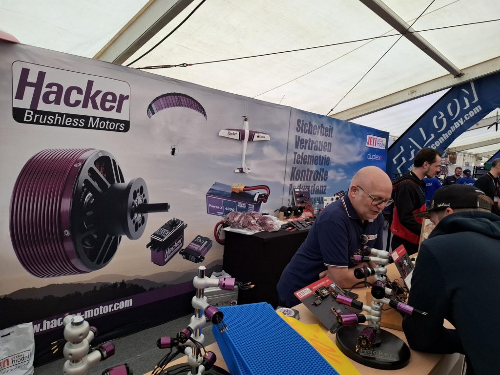 Prowing 2025. Bad Sassendorf. Stand von Hacker Motor im Kundengespräch.