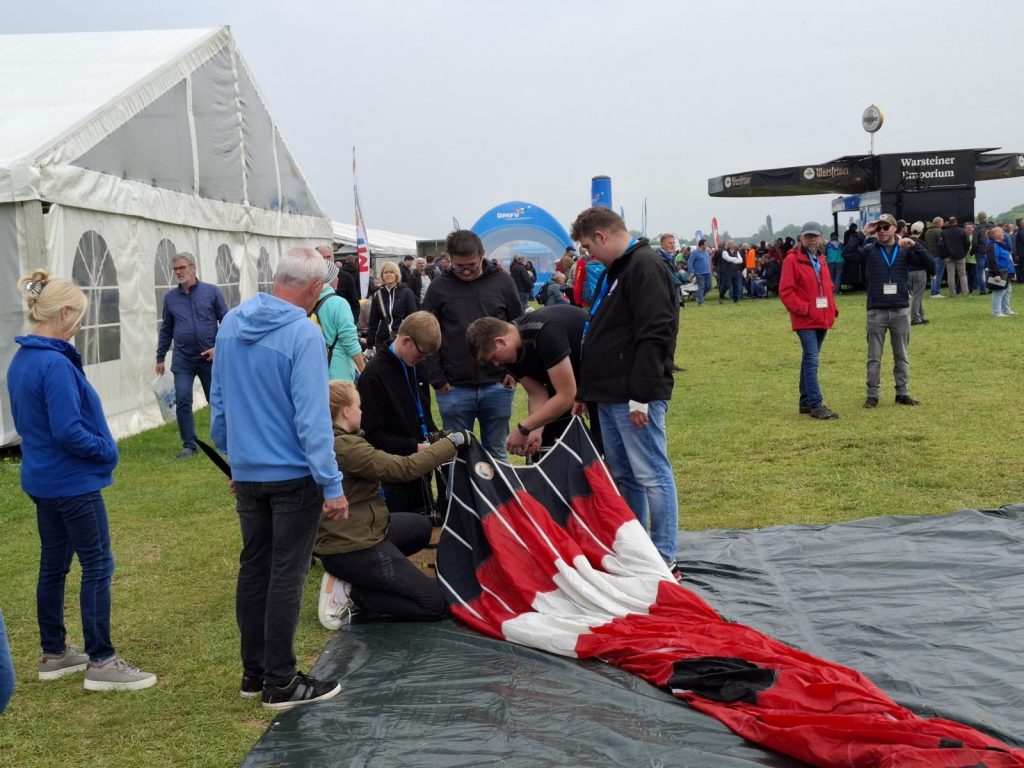 Prowing 2025. Vorbereitung zu Start eines Modellheißluftballons. Aufblasen der Hülle mit einem Ventilator.