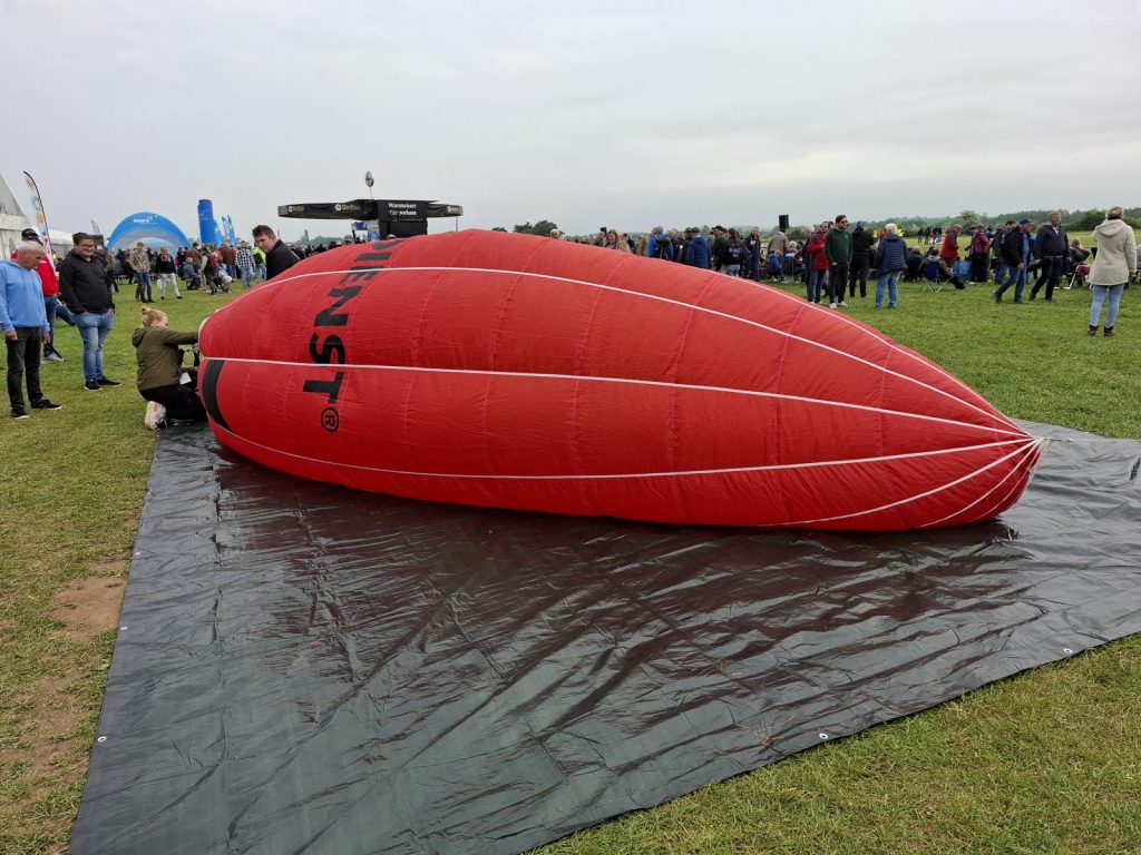 Prowing 2025. Vorbereitung zu Start eines Modellheißluftballons. Lnagsam hat sich die Hülle aufgeblasen.