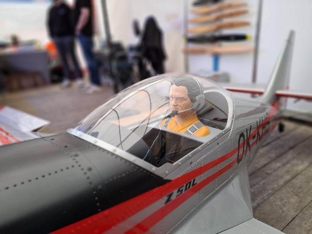 Prowing 2025. Bad Sassendorf. ein Pilot in einem Modellflugzeug.